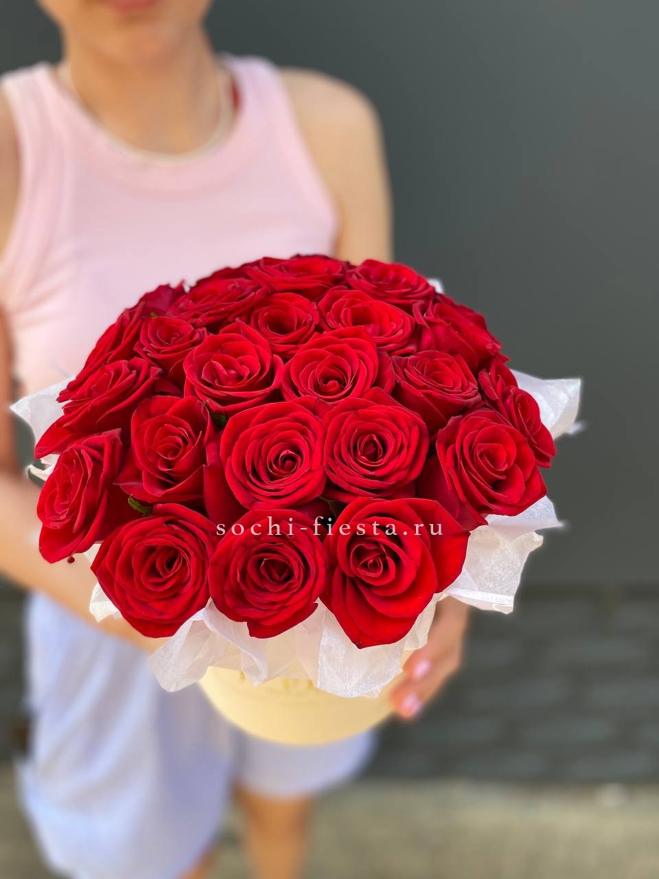 классическая коробка с лилиями и розами для юбилея в Новокузнецке