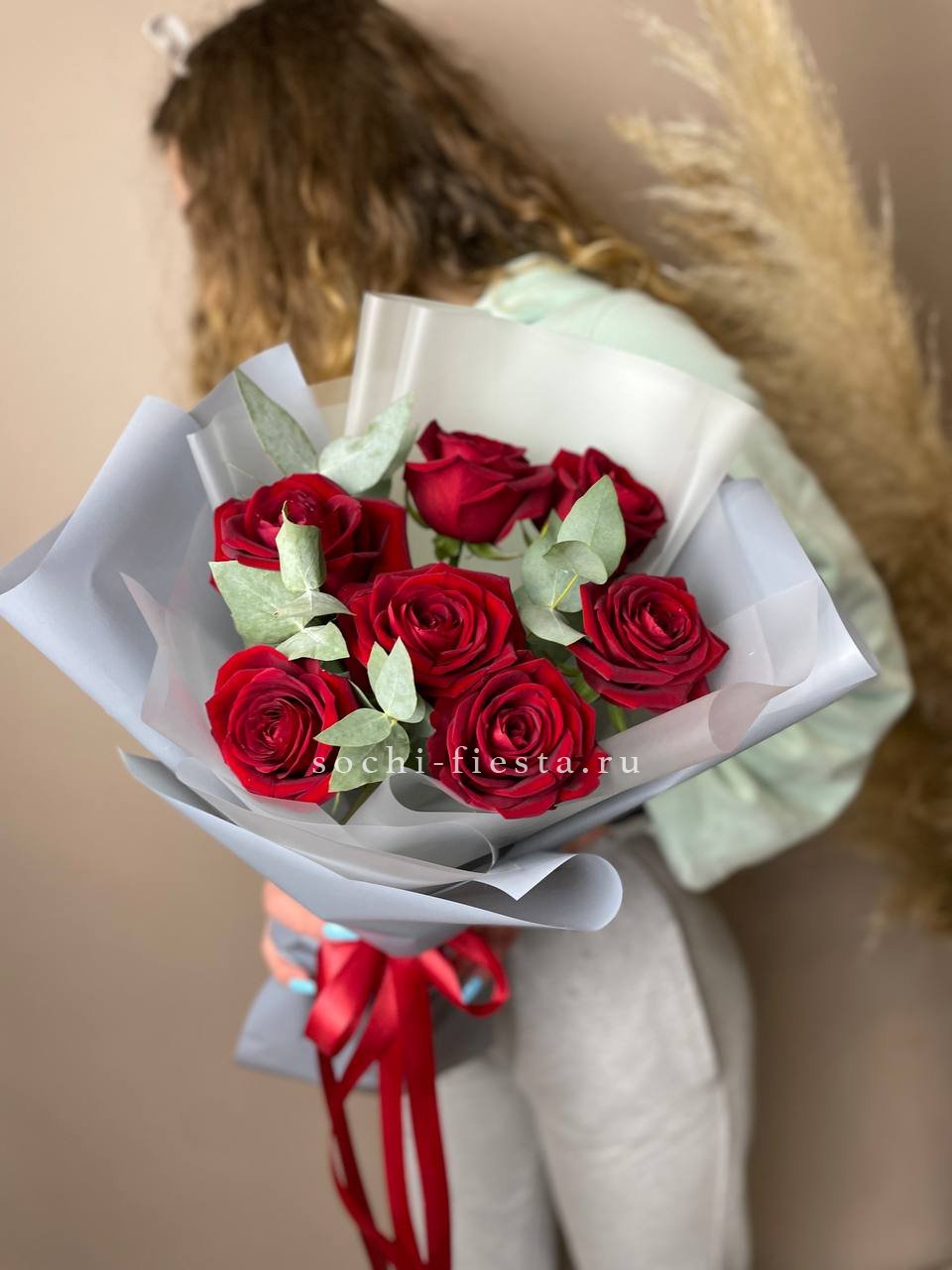 букет из 25 роз в крафтовой бумаге для заказа в Новокузнецке