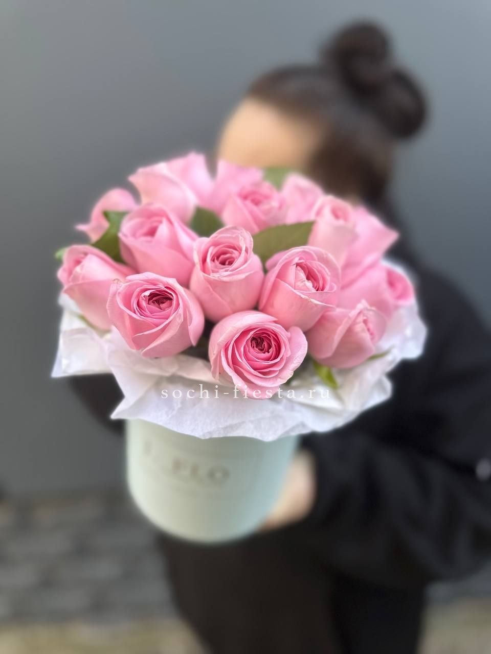 шляпная коробка с розами для студии флористики в Новокузнецке