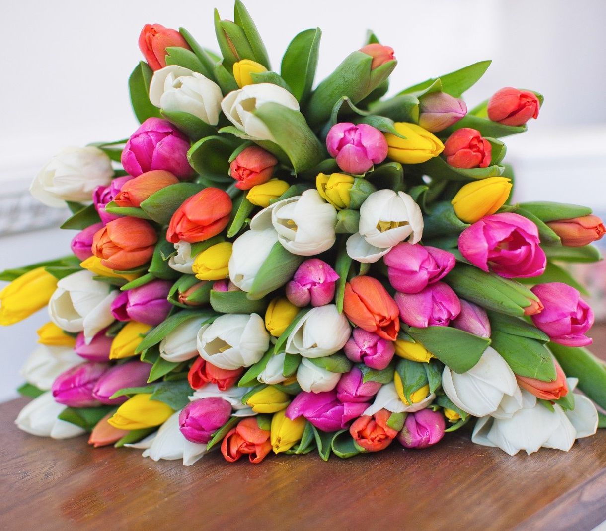 классическая корзина с лилиями и розами для юбилея в Новокузнецке