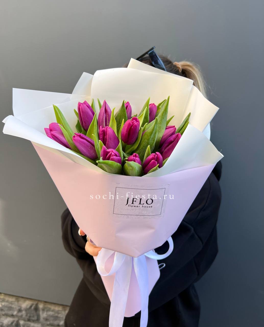 видовой каталог с розами и хризантемами в студии флористики в Новокузнецке