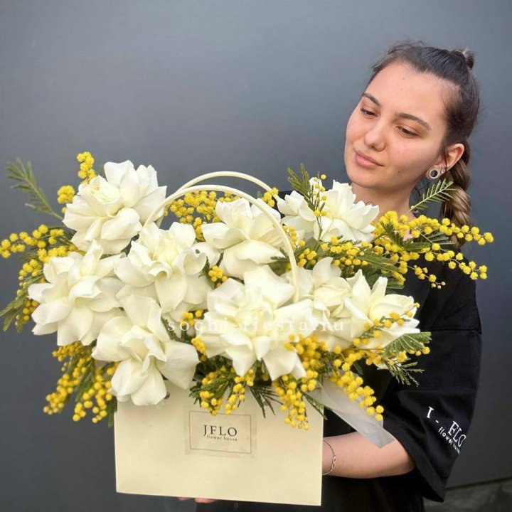 Французские Розы и мимоза  в сумочке  в Новокузнецке