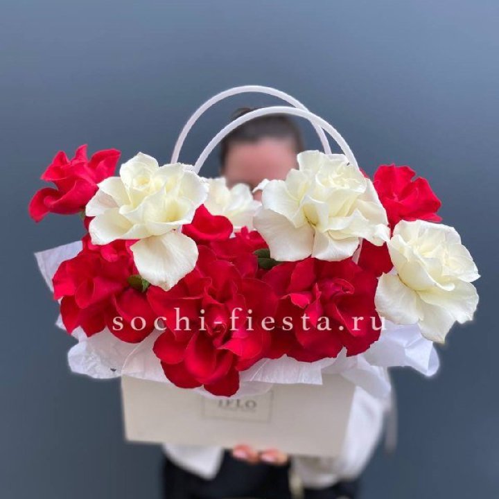 Сумочка  красных и белых роз в Новокузнецке