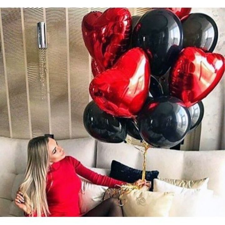 Фонтан из красных сердец с чёрными шарами  в Новокузнецке