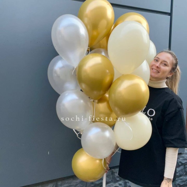 Облако шаров из белого и золотого оттенков в Новокузнецке