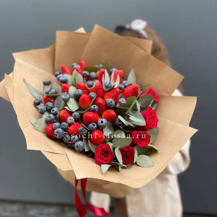 Клубника и голубика с цветами в Новокузнецке