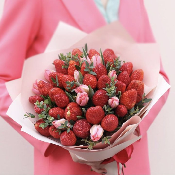 Тюльпаны и клубника в Новокузнецке