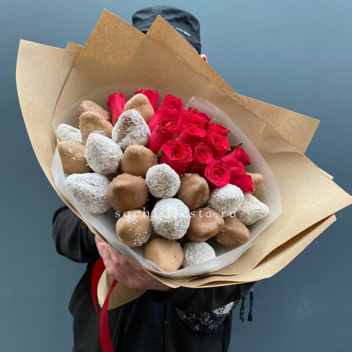 Розы и клубника в шоколаде Мерси в Новокузнецке