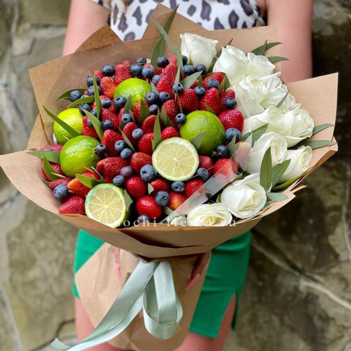 Ягодно-цитрусовый букет с розами в Новокузнецке