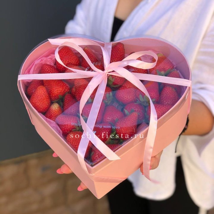 Коробочка сердце  с клубникой в Новокузнецке