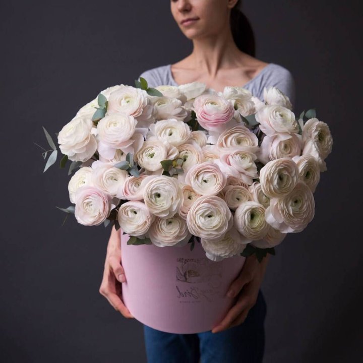 Бокс с ранункулюсами в Новокузнецке