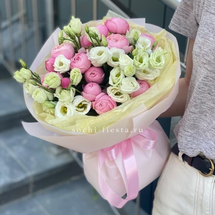 Букет кустовых роз с эустомой в Новокузнецке