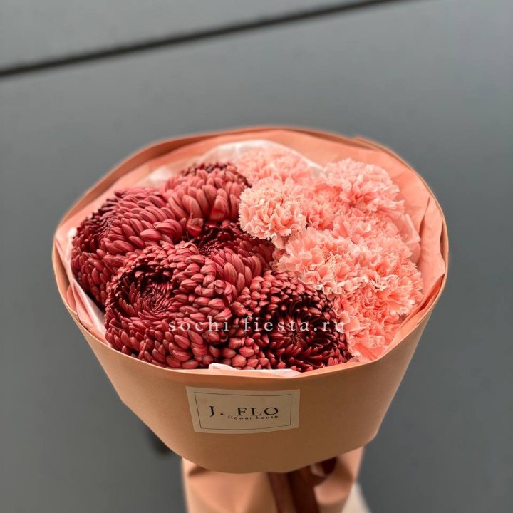 Букет хризантем и диантусов  в Новокузнецке