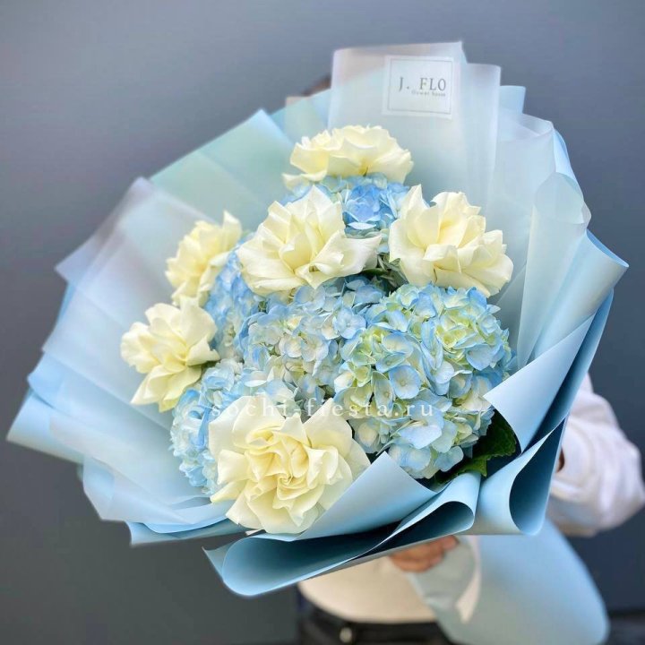  Букет из голубых гортензий и роз  в Новокузнецке