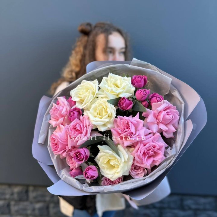 Букет французских и пионовидных роз в Новокузнецке