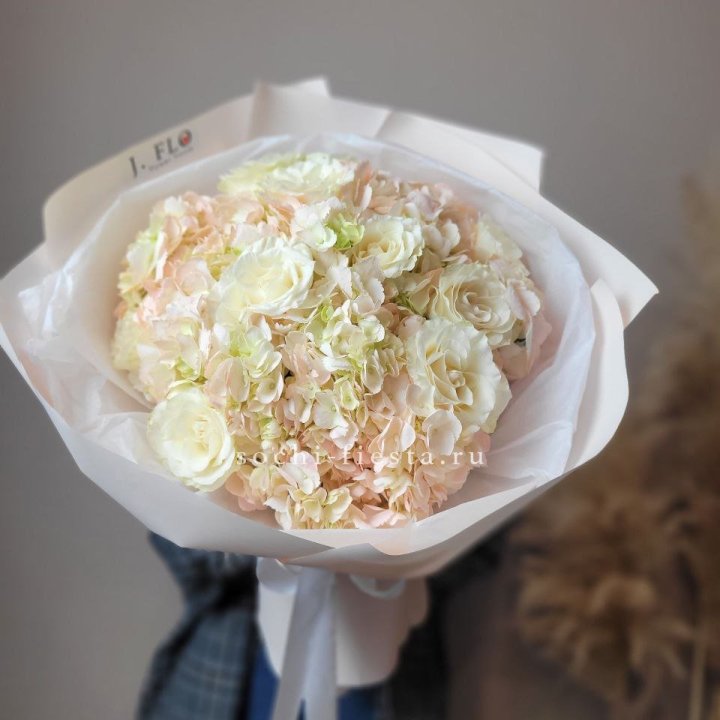  Букет гортензии и роз  в Новокузнецке