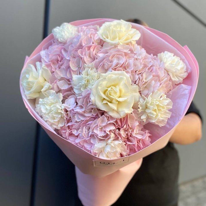  Букет гортензий и роз  в Новокузнецке