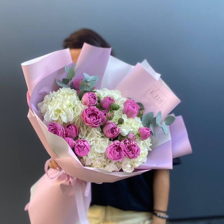 Букет белых гортензий и пионовидных роз  в Новокузнецке