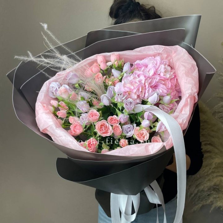  Букет гортензии и роз "Саперави" в Новокузнецке