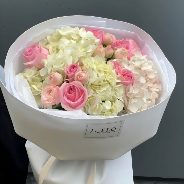  Букет гортензии и роз  "Тиамо" в Новокузнецке