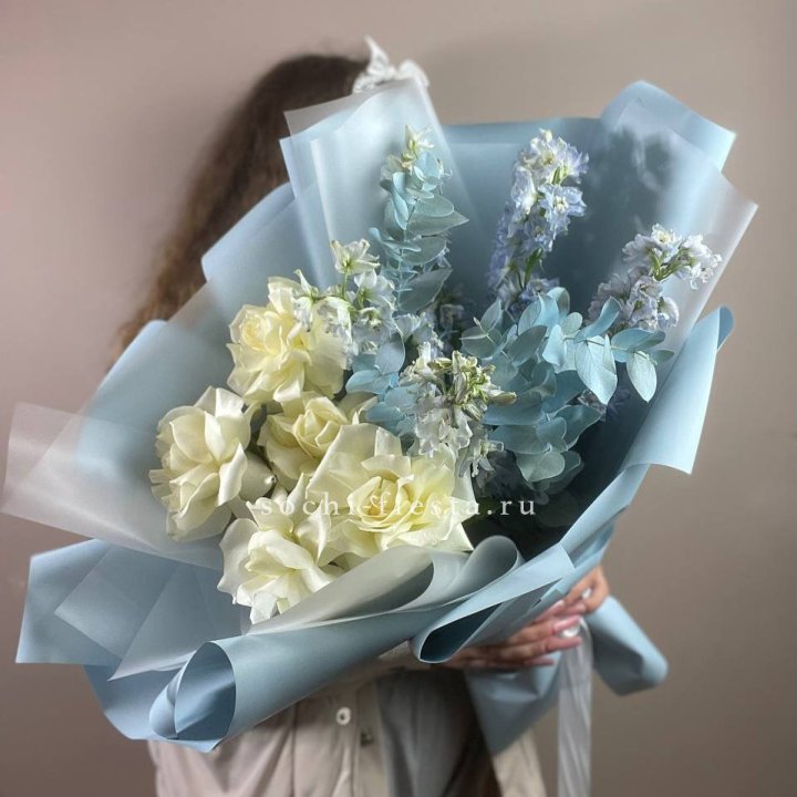 Букет из белых французских роз и дельфиниума в Новокузнецке