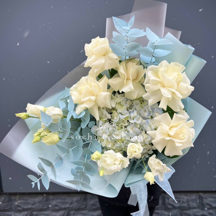 Букет с гортензией и белыми французскими розами в Новокузнецке
