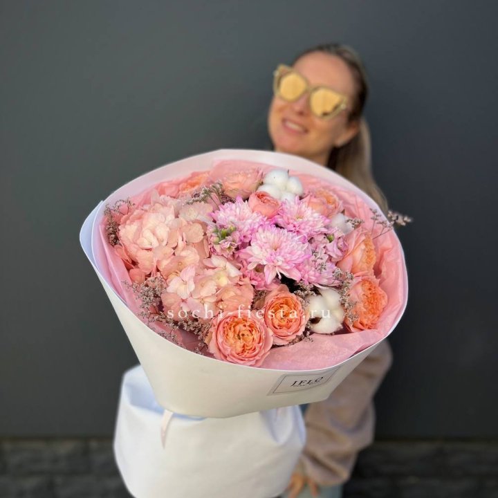 Букет гортензии и кустовых роз  в Новокузнецке