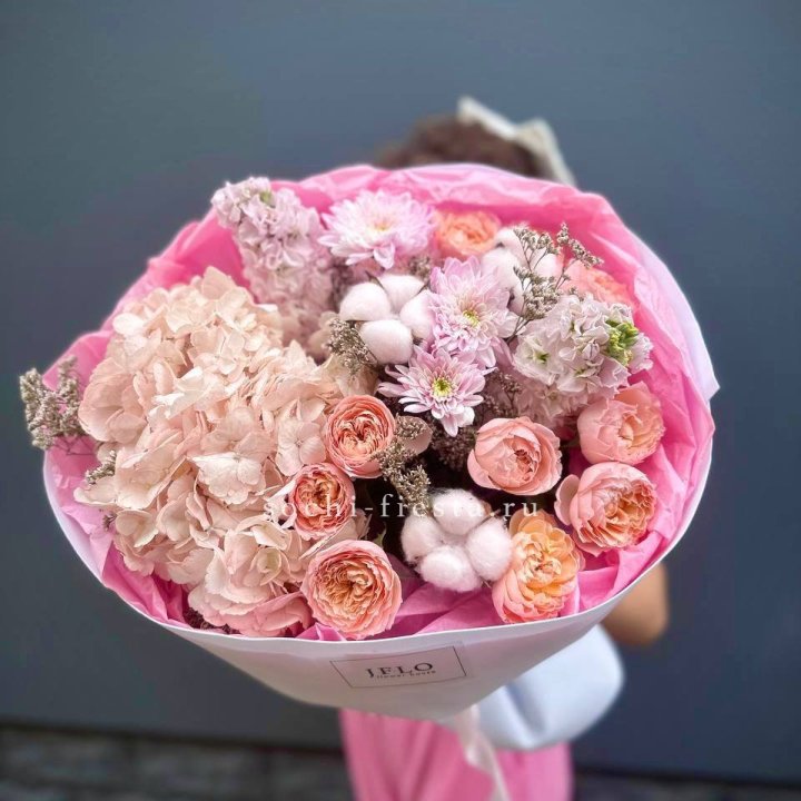 Букет гортензии и кустовых роз "Абрассо" в Новокузнецке