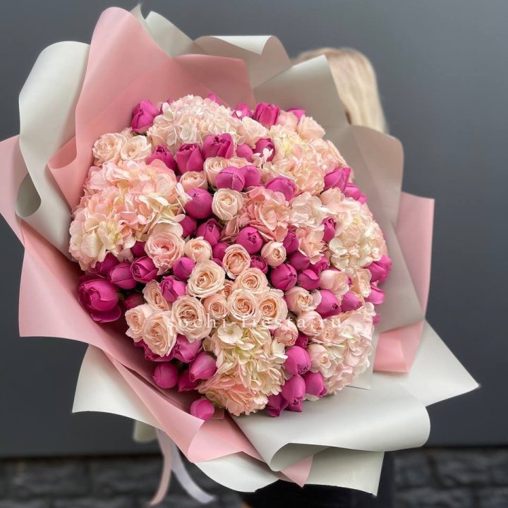 Букет кустовые розы и гортензия в Новокузнецке