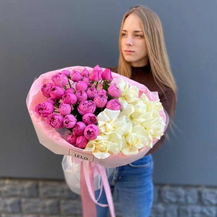 Дуо белых и кустовых роз в Новокузнецке