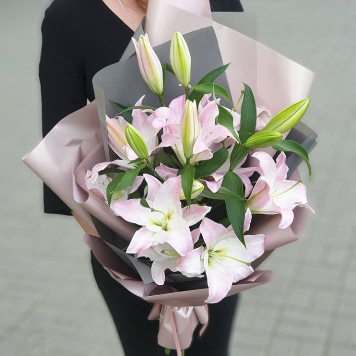 Букет розовых лилий в Новокузнецке