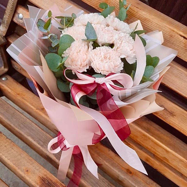 Диантусы с эвкалиптом в Новокузнецке