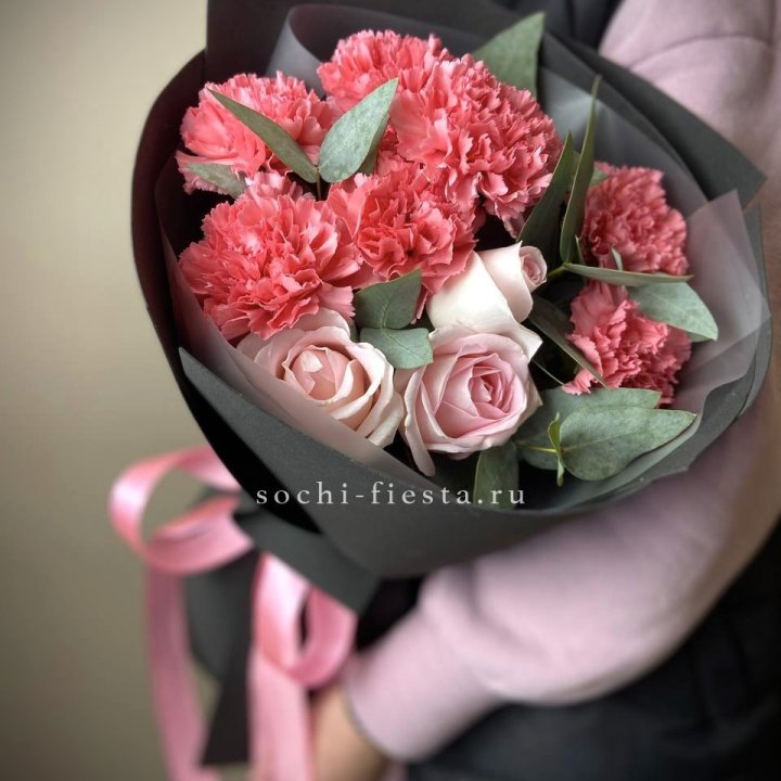 Букет из роз и диантусов "Пенелопа" в Новокузнецке