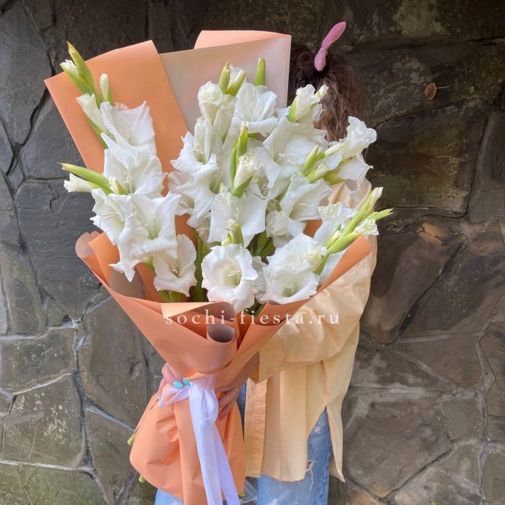 Букет белых гладиолусов  в Новокузнецке