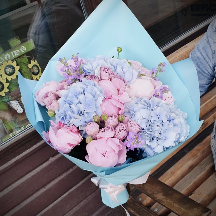 Букет с гортензиями "Блубери" в Новокузнецке