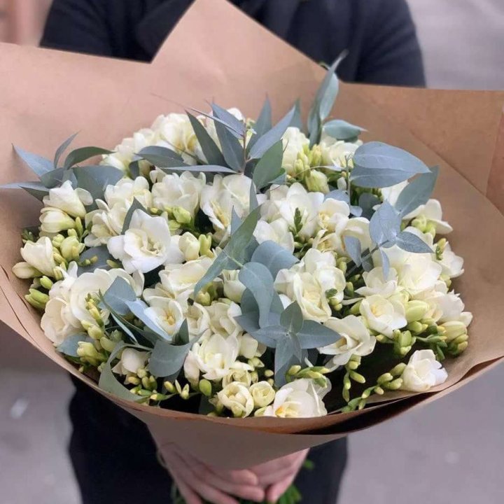 51 фрезия с эвкалиптом в Новокузнецке