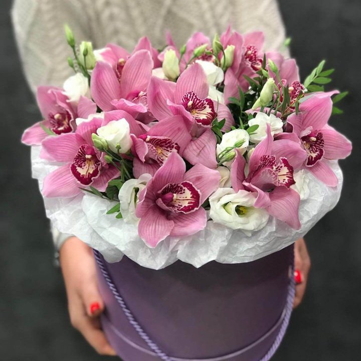 Орхидея и эустома в шляпной коробке в Новокузнецке