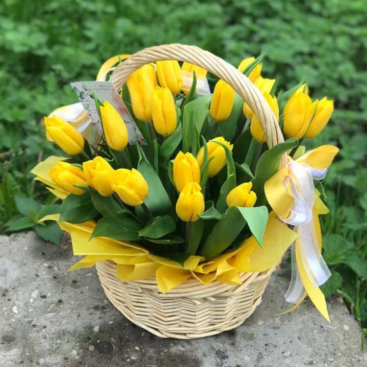 25 желтых тюльпанов в корзине в Новокузнецке