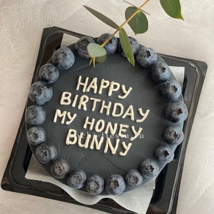 Бенто-торт "С днем рождения" с ягодами в Новокузнецке