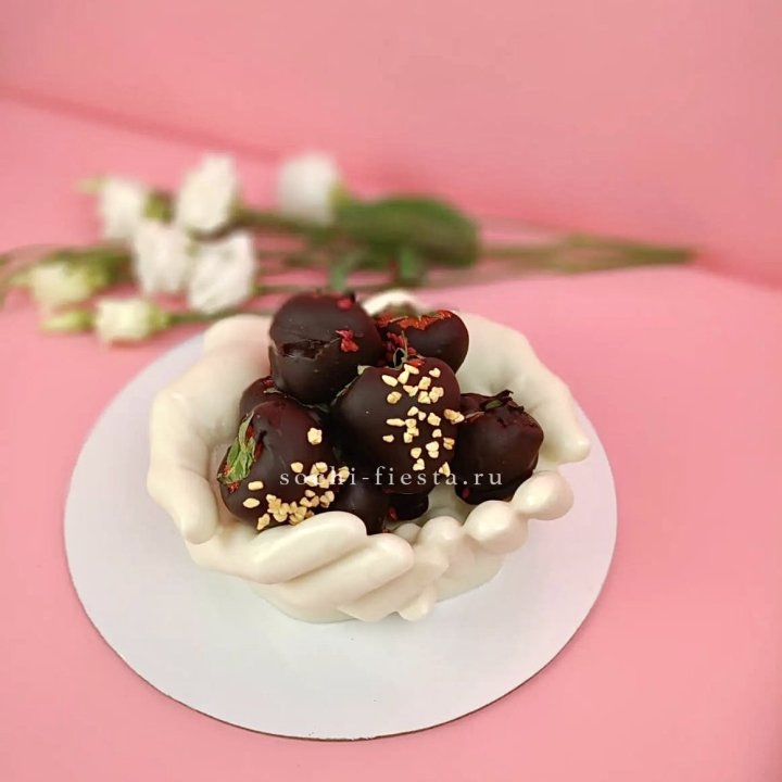 Клубника в шоколаде на шоколадных ладонях  в Новокузнецке