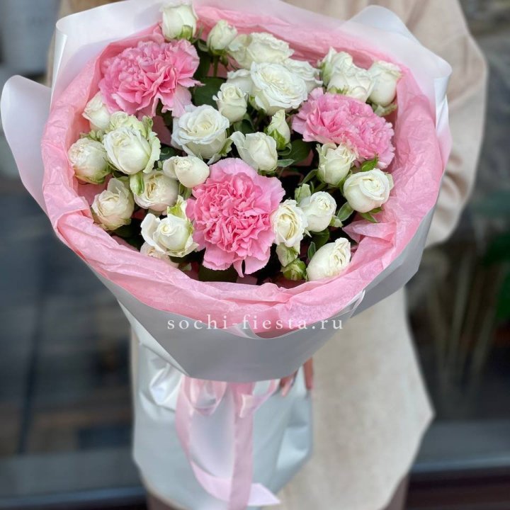 Букет розы с диантусами "Блэш" в Новокузнецке