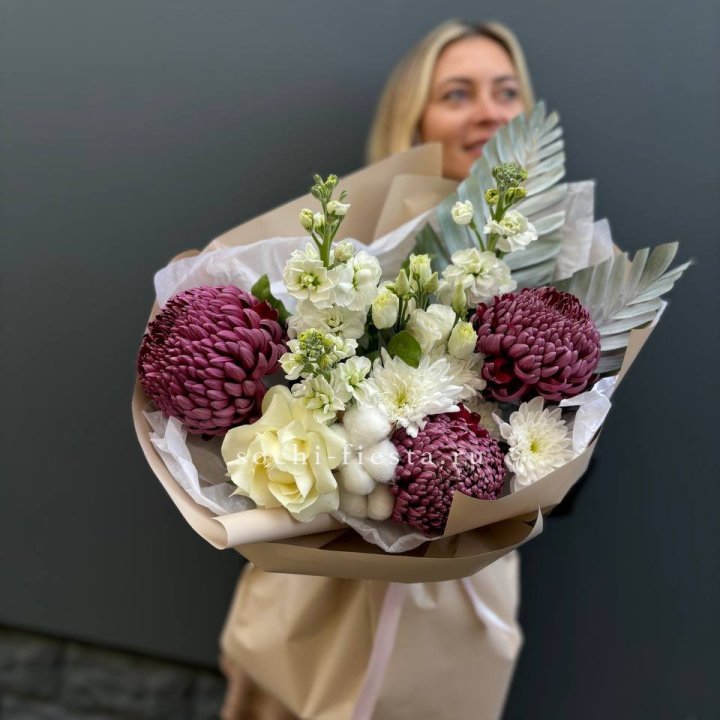 Хризантемы с маттиолой розами эустомой Чика в Новокузнецке