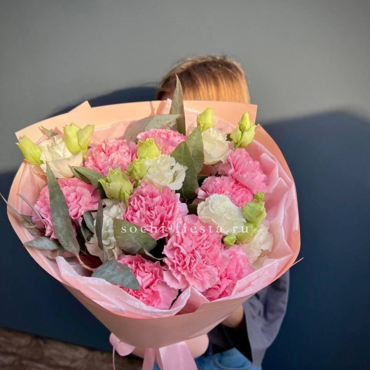 Букет гвоздик и  эустом "Сири" в Новокузнецке