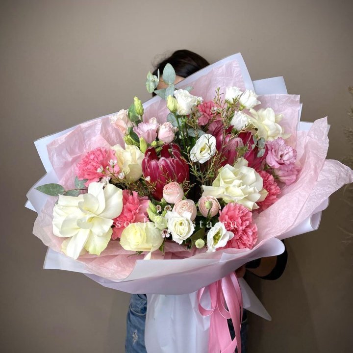 Букет с протеей, розами "Элеонора" в Новокузнецке