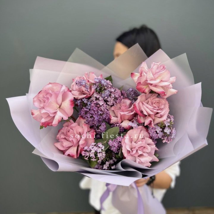 Букет из розовых роз и сирени в Новокузнецке