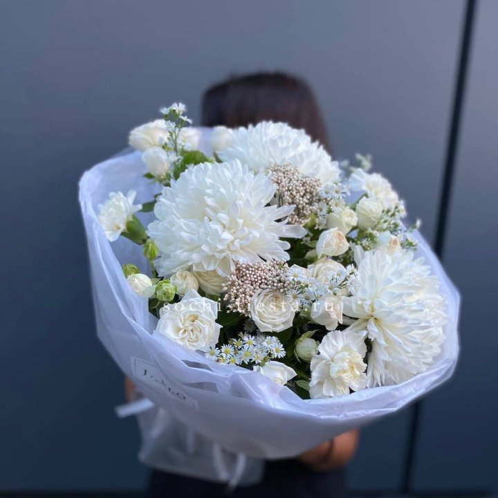 Букет хризантем и роз вайт шотс в Новокузнецке