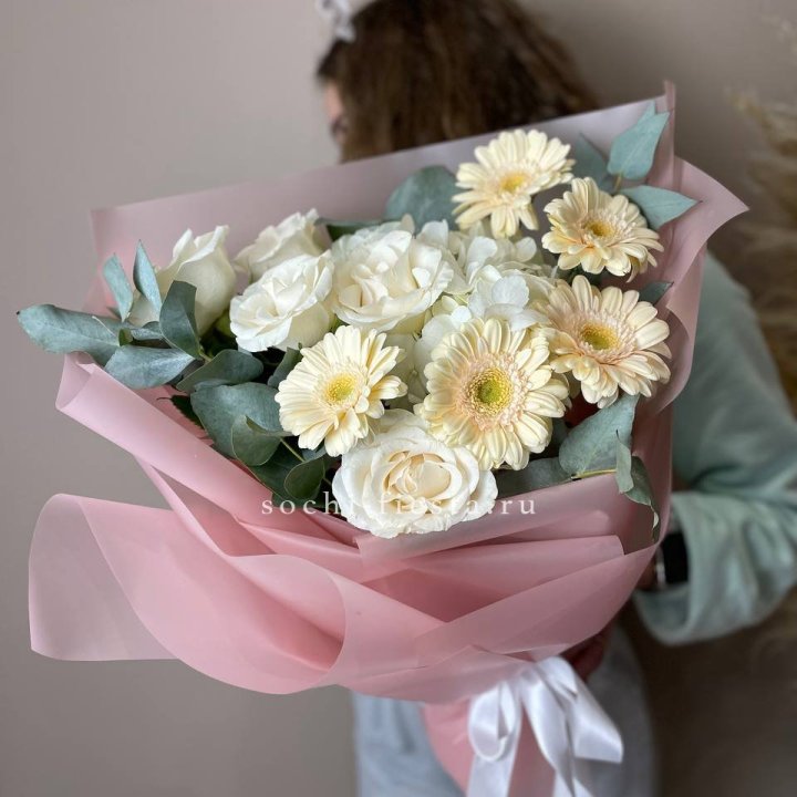 Букет роз, гортензии, гербер  в Новокузнецке