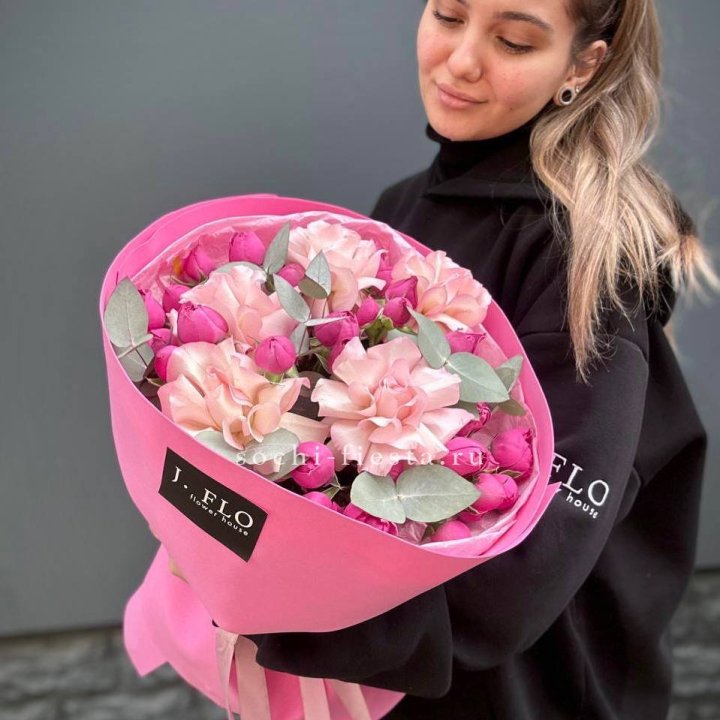 Букет французских и пионовидных роз "Ламиносо" в Новокузнецке