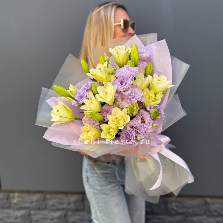  Букет лилий и эустом в Новокузнецке