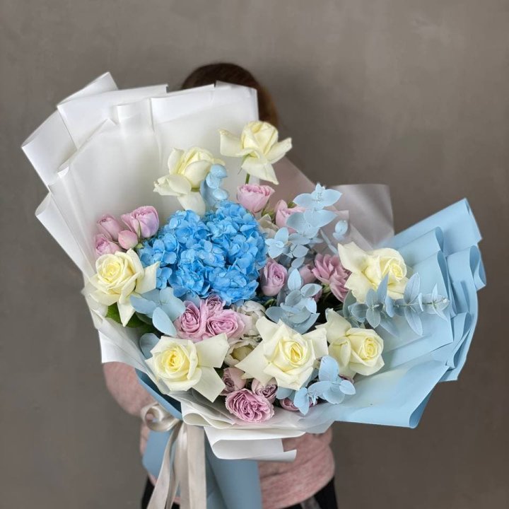 Дизайнерский букет "Блю скайфорт" в Новокузнецке